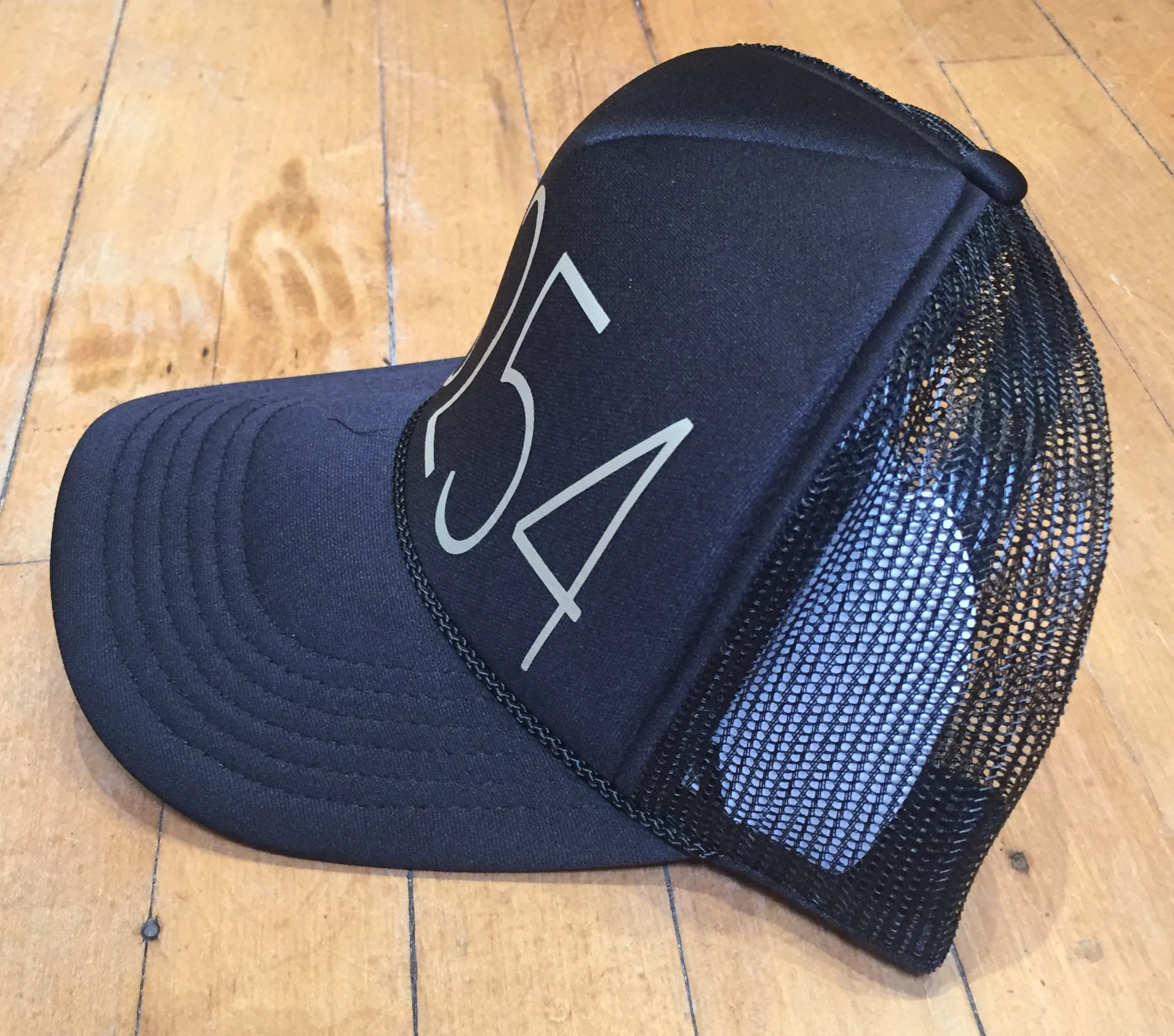 90254 TRUCKER HAT BLACK GOLD