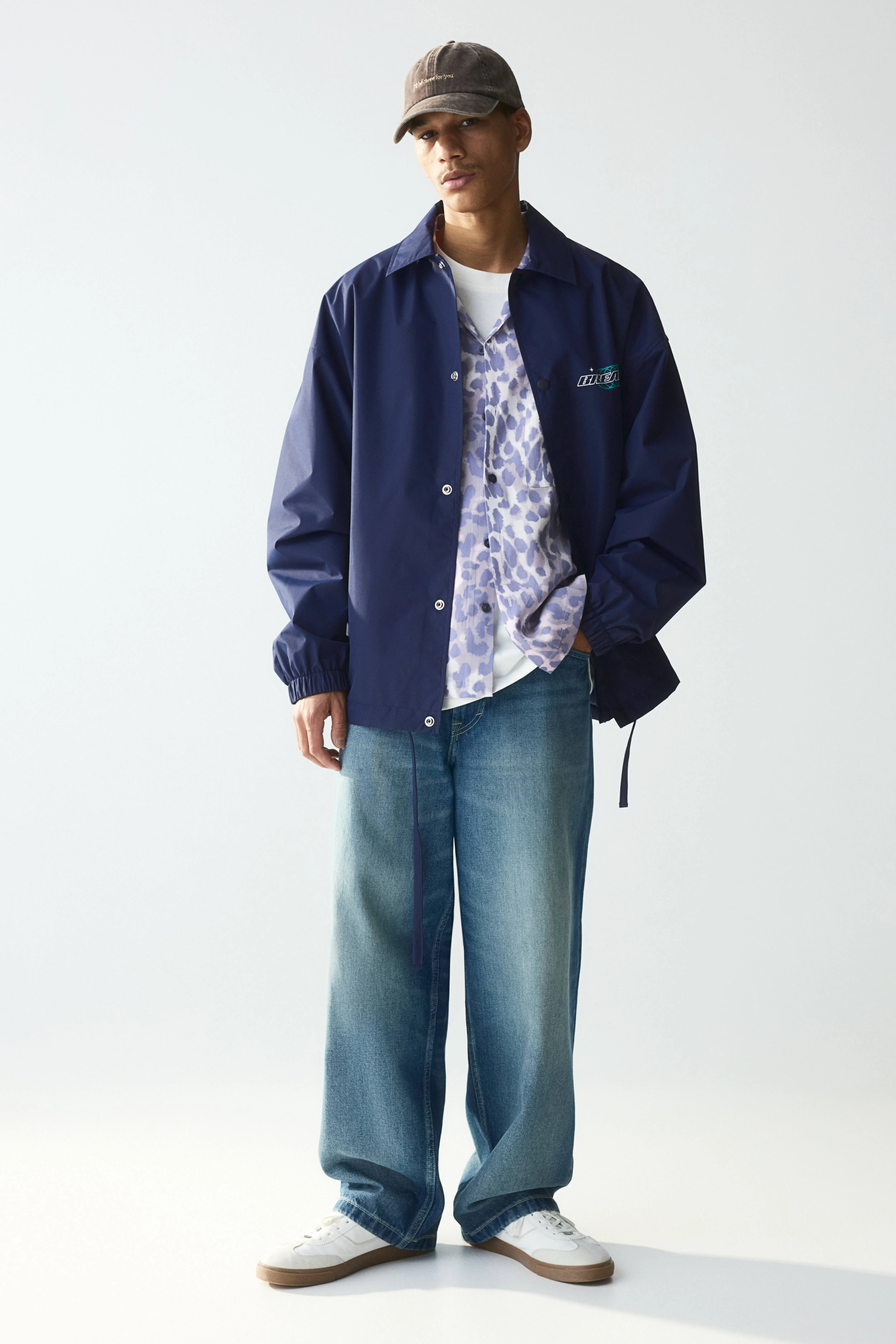 Loose Fit Water-repellent coach jacket - Long sleeve - Regular length - Dark blue/Breathe - Men | H&M GB